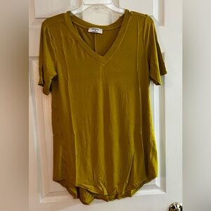 Zenana-Women’s NWOT Mustard V-Neck Short Sleeve Tee size S